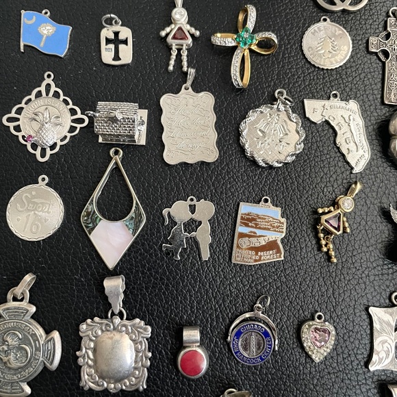 Lot of 68 Sterling Silver quality charms pendants - Picture 6 of 13